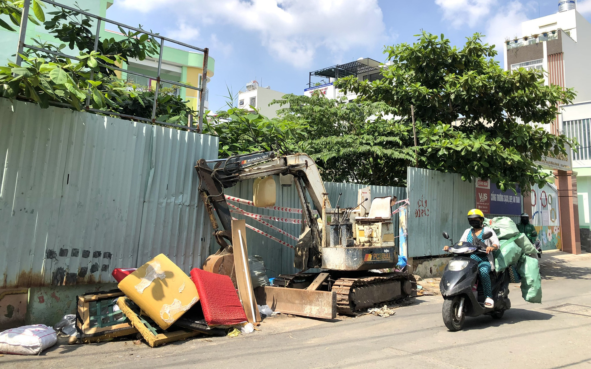Xử phạt nghiêm xe chở hàng cồng kềnh- Ảnh 4. Rác cồng kềnh như tủ, giường, nệm, bàn, ghế... thu gom ra sao?
