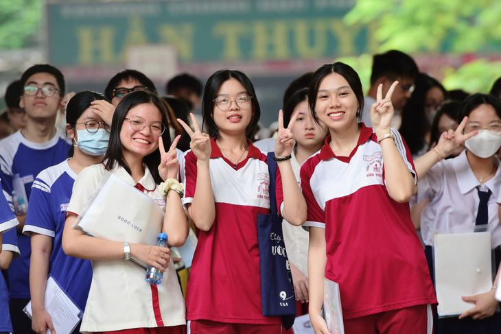 Thí sinh vui vẻ rời khỏi điểm thi THPT Hàn Thuyên (quận Phú Nhuận, TP.HCM) sau giờ thi môn văn - Ảnh: DUYÊN PHAN