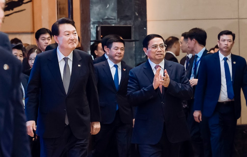 Thủ tướng Phạm Minh Chính và Tổng thống Hàn Quốc Yoon Suk Yeol tại Diễn đàn doanh nghiệp Việt Nam - Hàn Quốc ở Hà Nội vào tháng 6-2023 - Ảnh: VGP