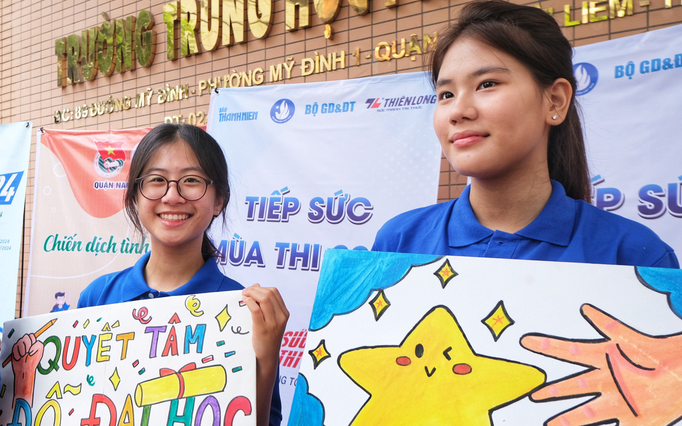 Gợi ý bài giải môn văn thi tốt nghiệp THPT 2024- Ảnh 3. Lời chúc dễ thương trước cổng trường thi gửi đến các sĩ tử