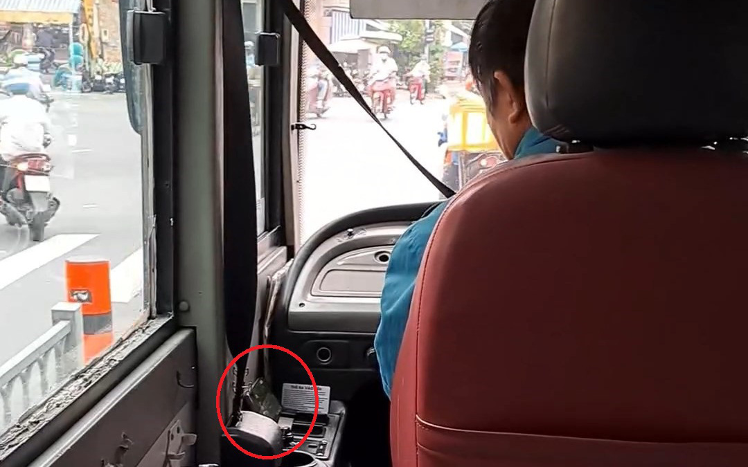 Nhiều trạm xe buýt ở đường Võ Nguyên Giáp tối om do đèn bị mất cắp- Ảnh 4. Xác minh clip tài xế xe buýt vừa lái xe, vừa xem điện thoại ở quận 5