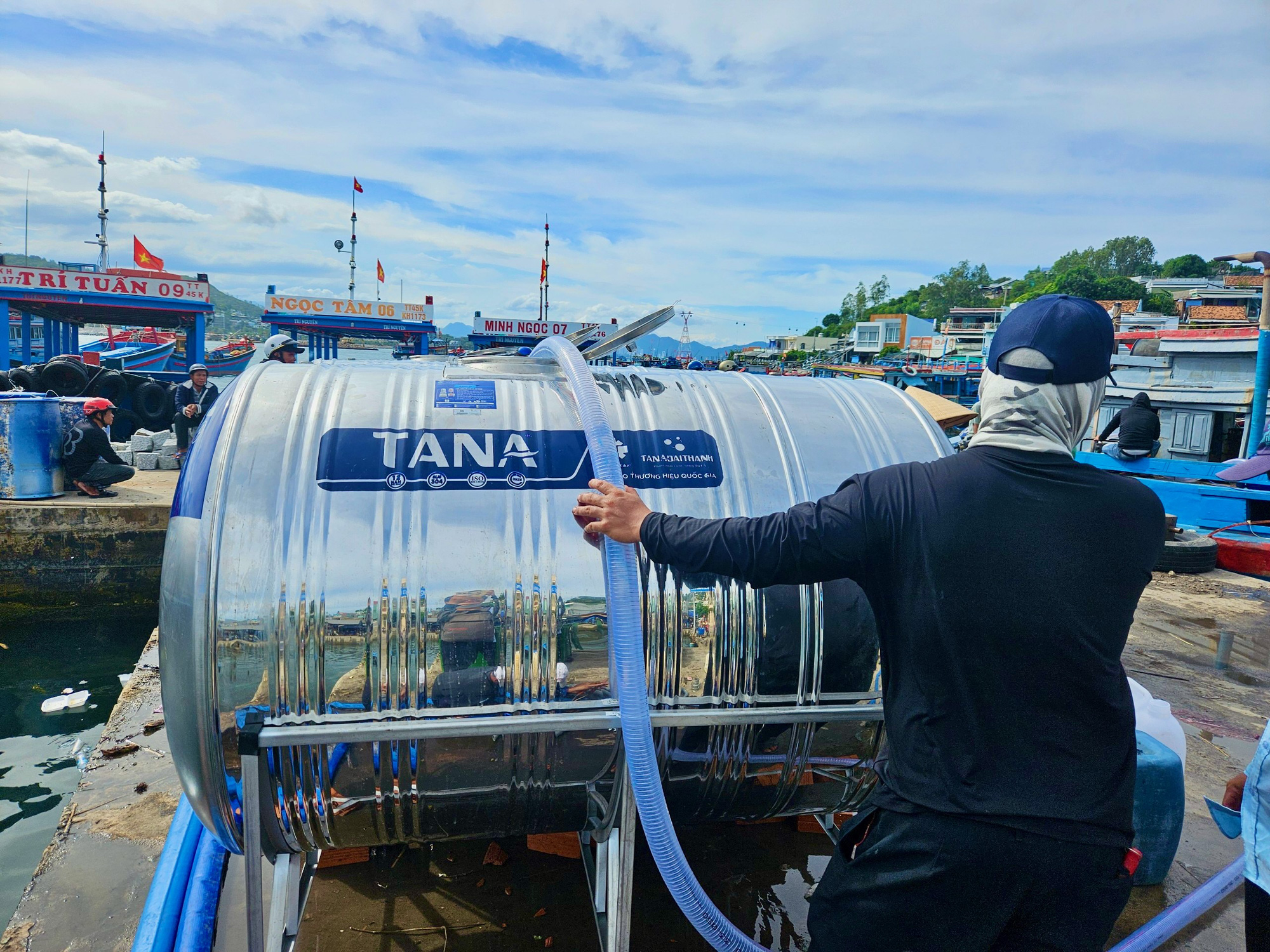 Vỡ đường ống nước vượt biển ra đảo: Hàng ngàn người dân phải xếp hàng lấy nước- Ảnh 3. Vỡ đường ống nước vượt biển ra đảo: Hàng ngàn người dân phải xếp hàng lấy nước- Ảnh 3.