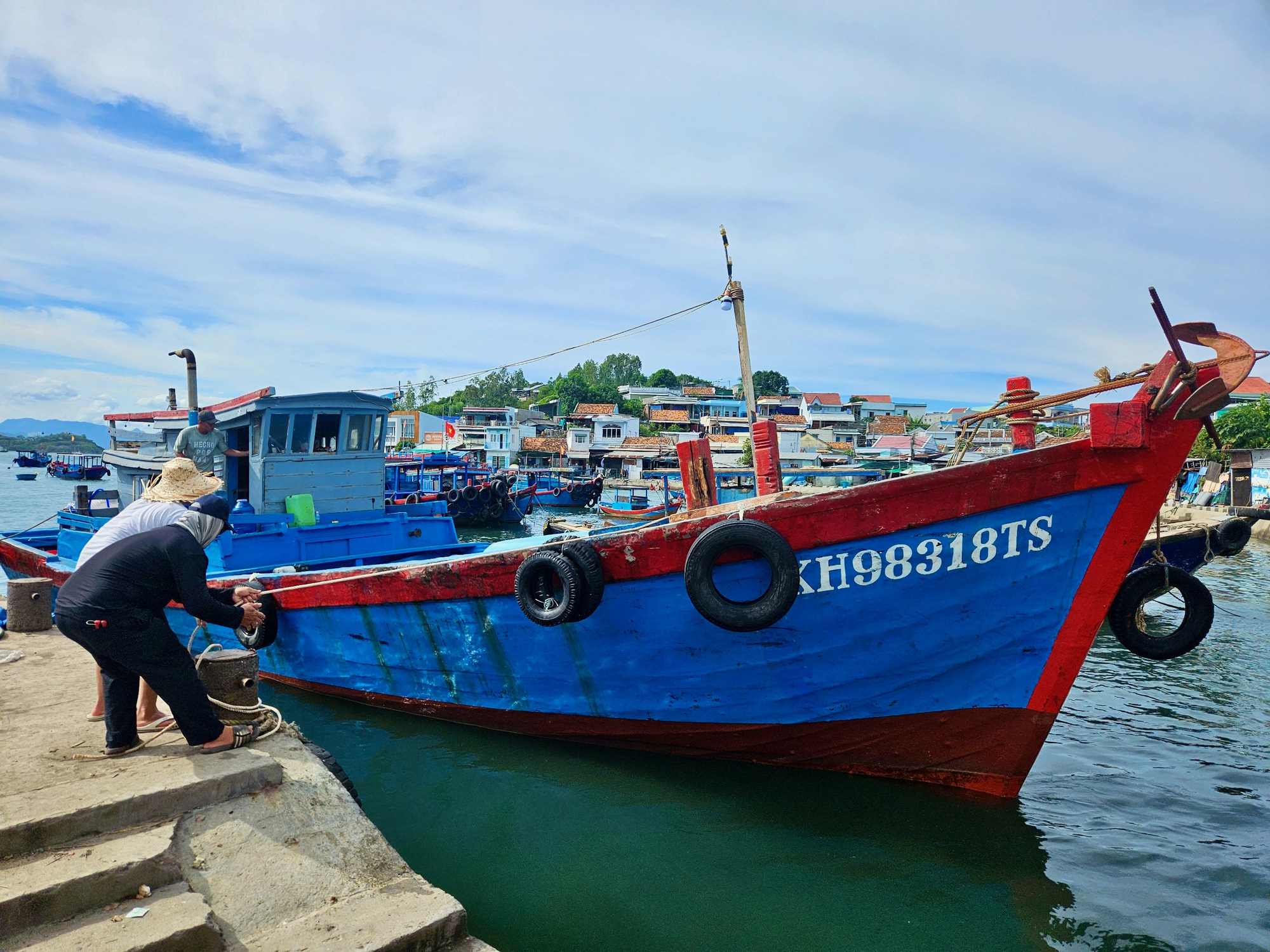 Vỡ đường ống nước vượt biển ra đảo: Hàng ngàn người dân phải xếp hàng lấy nước- Ảnh 4. Vỡ đường ống nước vượt biển ra đảo: Hàng ngàn người dân phải xếp hàng lấy nước- Ảnh 4.