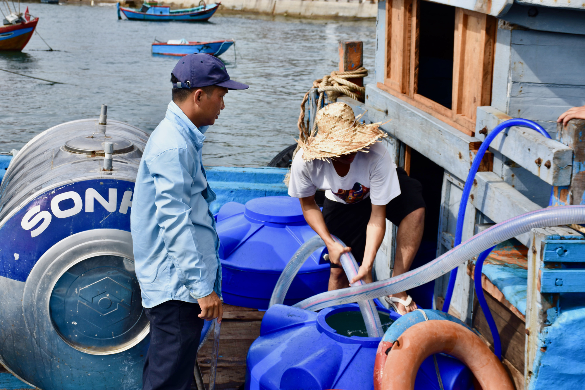Vỡ đường ống nước vượt biển ra đảo: Hàng ngàn người dân phải xếp hàng lấy nước- Ảnh 2. Vỡ đường ống nước vượt biển ra đảo: Hàng ngàn người dân phải xếp hàng lấy nước- Ảnh 2.