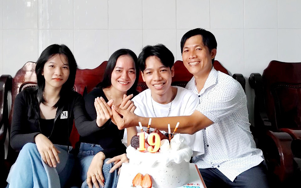 Hậu kỳ thi tốt nghiệp: Cơ hội vàng để cha mẹ kết nối với con- Ảnh 3. Thí sinh 44 tuổi hoàn thành kỳ thi tốt nghiệp THPT cùng con trai