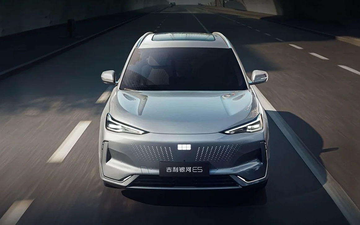 Siêu xe Ferrari bất ngờ bốc cháy dữ dội, nghi do tài xế không biết lái xe số sàn- Ảnh 3. Đâm thủng, thả xuống biển, đốt cháy, xe cán qua... pin xe điện đều