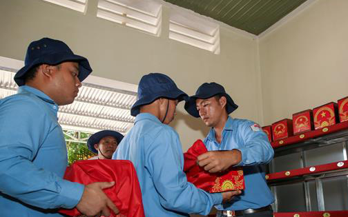 Tây Ninh làm lễ truy điệu và an táng 172 hài cốt liệt sĩ- Ảnh 8. Tây Ninh đón 172 hài cốt liệt sĩ từ Campuchia về nước