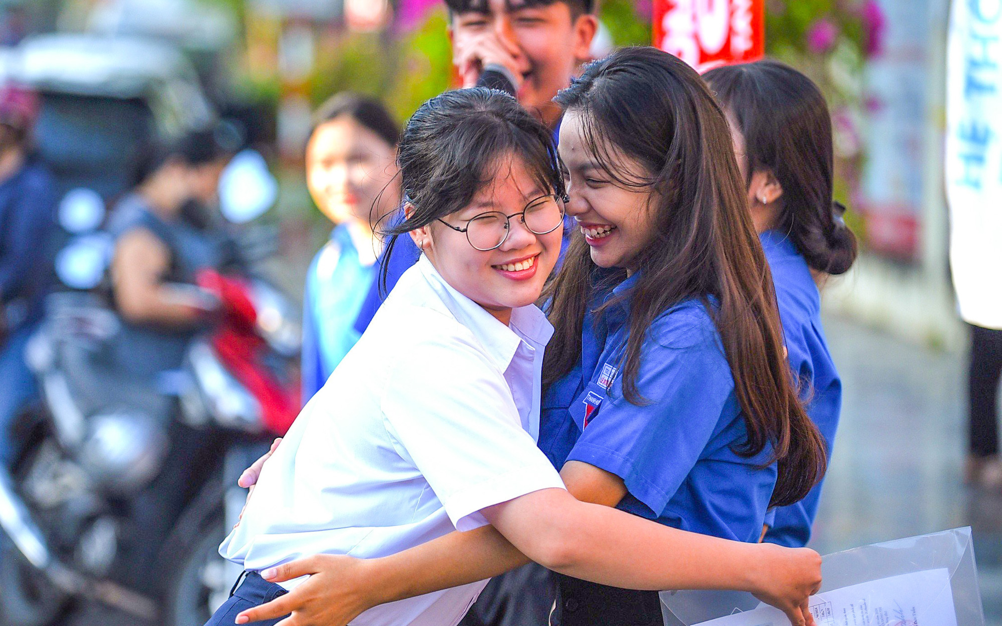 Quần đùi, dép lê đi thi tốt nghiệp THPT, có nên không?- Ảnh 4. Nuôi cơm, cổ vũ, tiếp sức thí sinh mùa thi tốt nghiệp