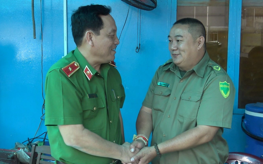 Chủ tịch nước Tô Lâm dự lễ ra mắt lực lượng tham gia bảo vệ an ninh, trật tự cơ sở tại TP.HCM- Ảnh 13. Lực lượng bảo vệ an ninh, trật tự tại cơ sở giúp hỗ trợ người dân nhanh chóng
