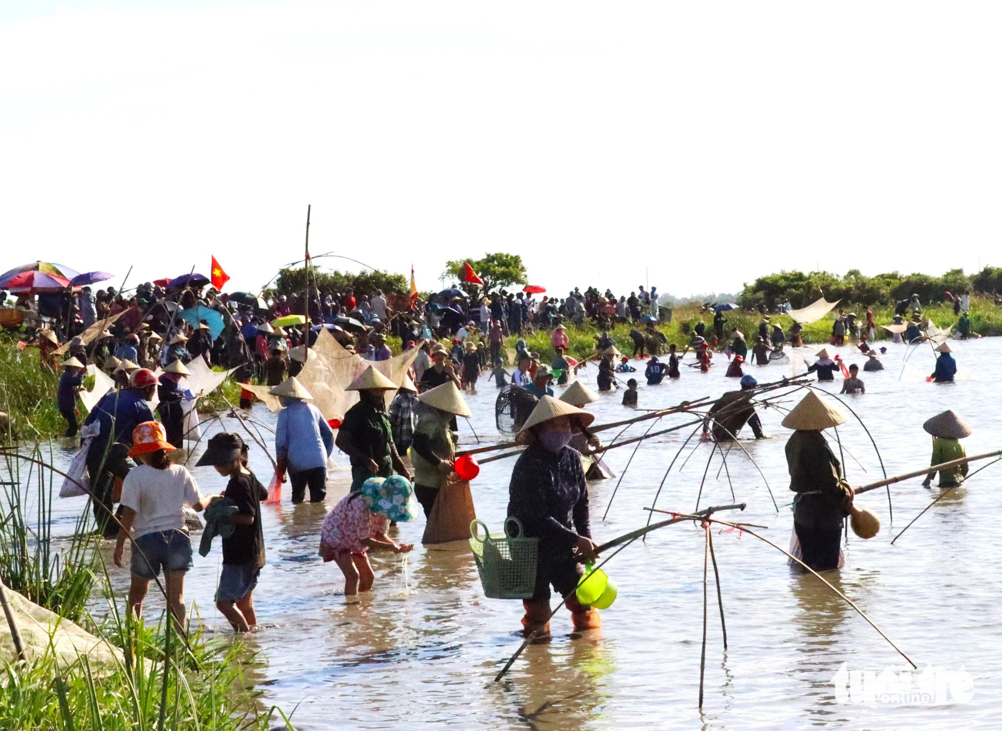 Hàng ngàn người đua nhau xuống đầm bắt cá trong tiếng reo hò - Tuổi Trẻ ...