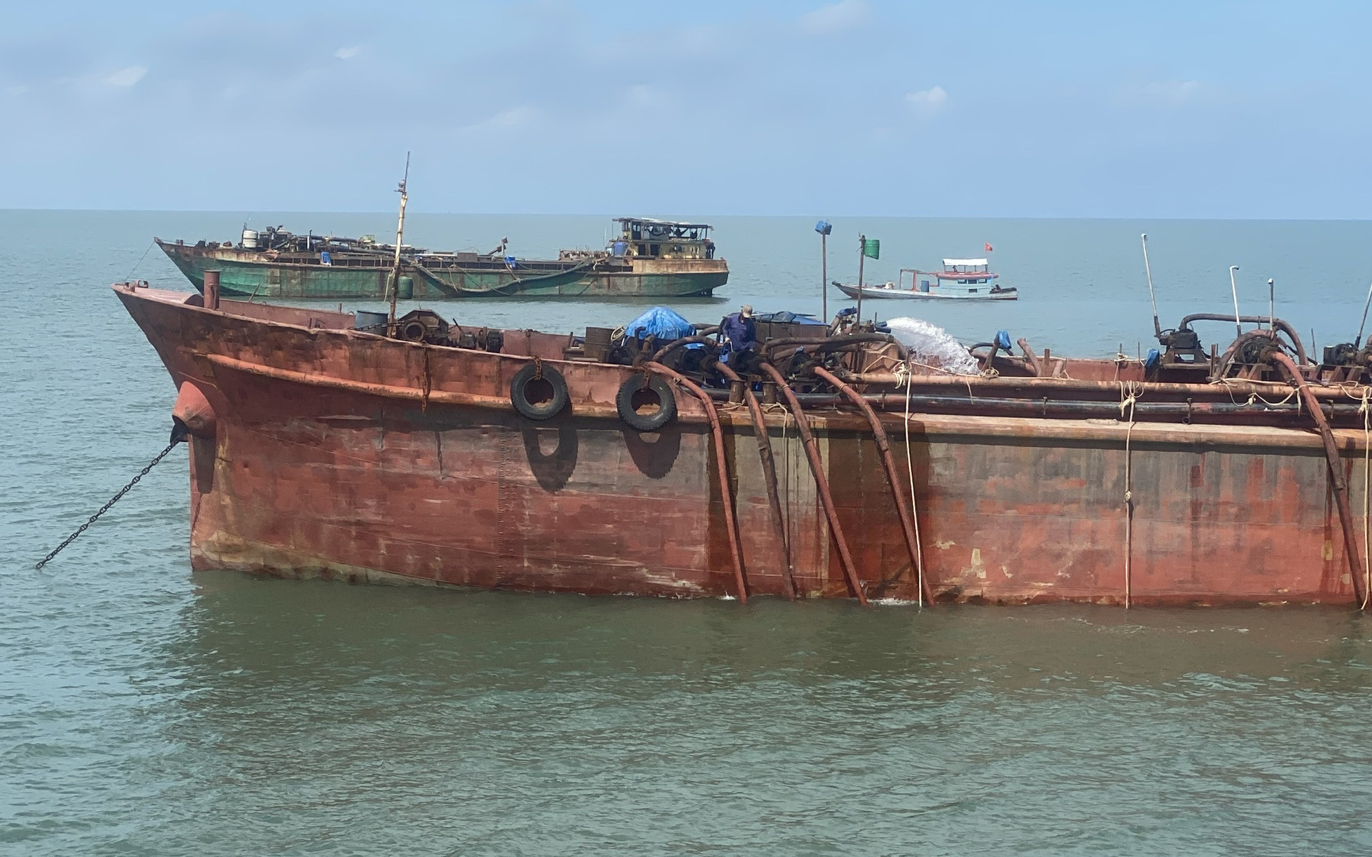 Sóc Trăng phát động thi đua đẩy nhanh tiến độ thi công cao tốc- Ảnh 2. Chính thức khai thác cát biển dùng cho cao tốc Bắc - Nam