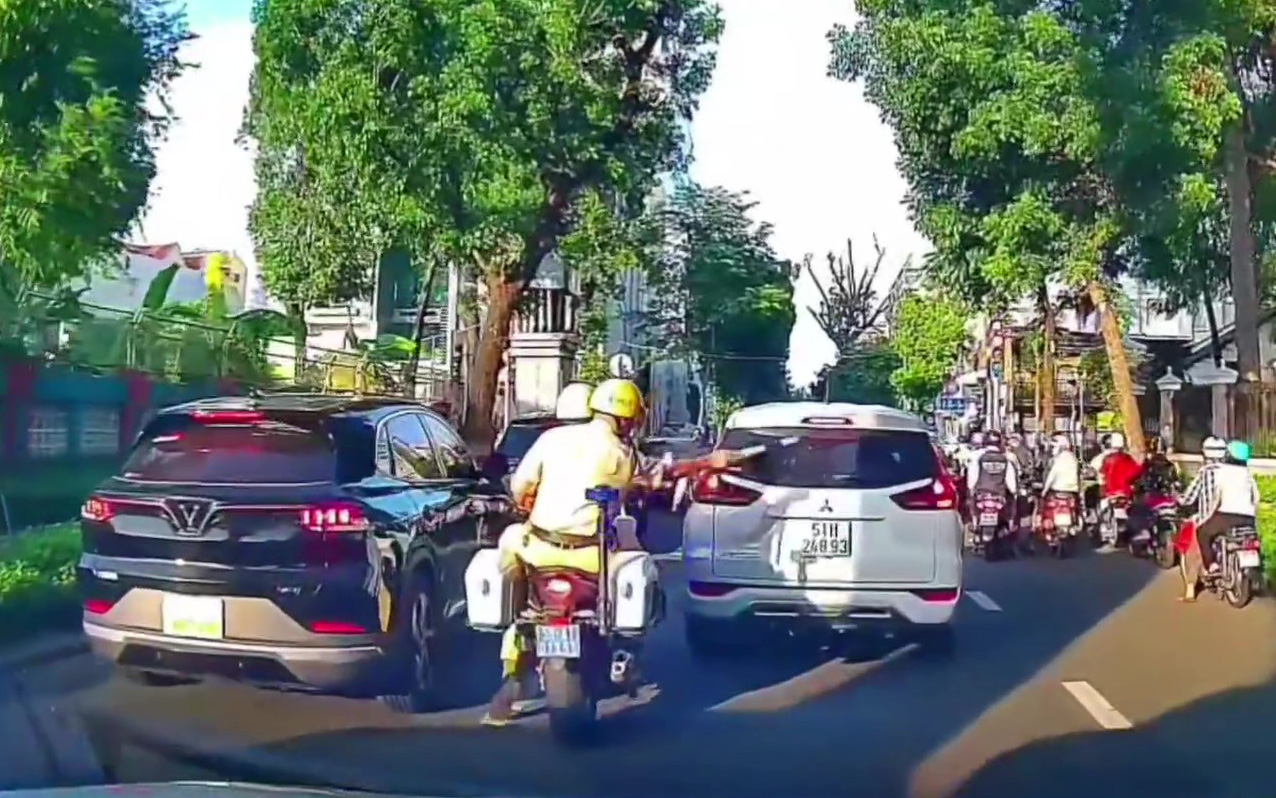 Cảnh sát giao thông giúp đưa sản phụ vỡ ối đến bệnh viện kịp thời- Ảnh 2. Cảnh sát giao thông mở đường cho ô tô chở sản phụ vỡ ối kịp đến viện, nhận mưa lời khen