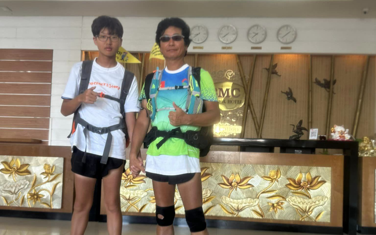 Chạy bộ bao nhiêu phút mỗi ngày làm giảm nguy cơ tim mạch?- Ảnh 2. Hai cha con người Hàn chạy bộ xuyên Việt chúc người bạn Việt Nam nhanh khỏe