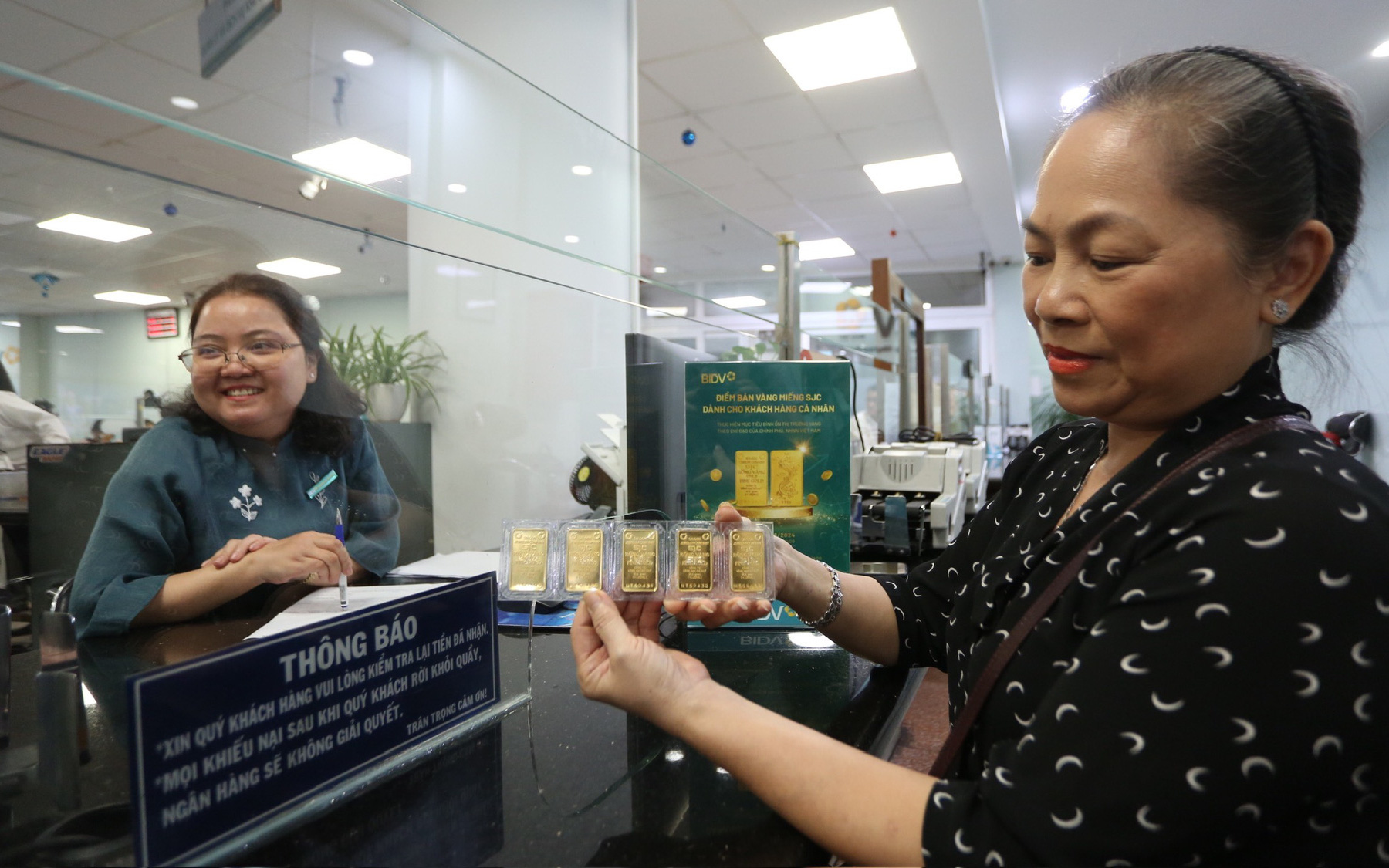 Ngày đầu ngân hàng bán vàng cho dân: Nhiều nơi 