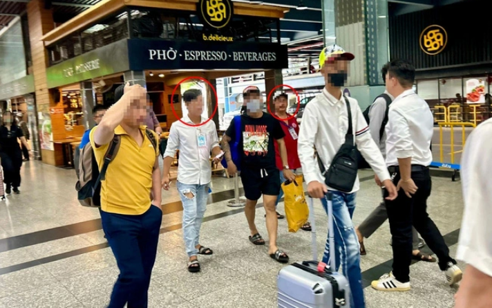 Trong sân bay chứ có phải 'bến cóc xe dù' ngoài phố mà không dẹp được cảnh bát nháo- Ảnh 4. Bát nháo, chèo kéo khách ở sân bay Tân Sơn Nhất, sao chưa dẹp được?