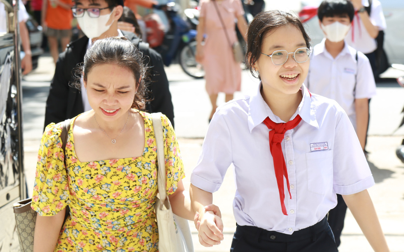 Đề văn thi vào lớp 10 Hải Phòng: Thí sinh khen hay, tình cảm- Ảnh 7. Đề toán thi vào lớp 10 Đà Nẵng phân hóa cao, thí sinh lo lắng