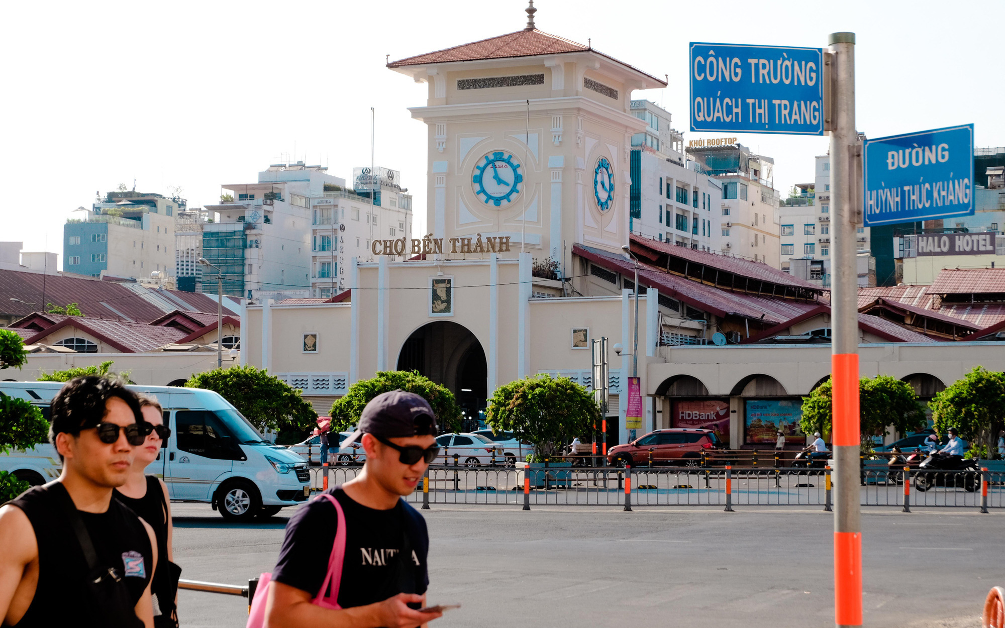 Chủ tịch UBND TP.HCM: Nên có tầm nhìn lớn hơn khi sửa chợ Bến Thành- Ảnh 3. Khởi công cải tạo cảnh quan trước chợ Bến Thành vào ngày 1-10