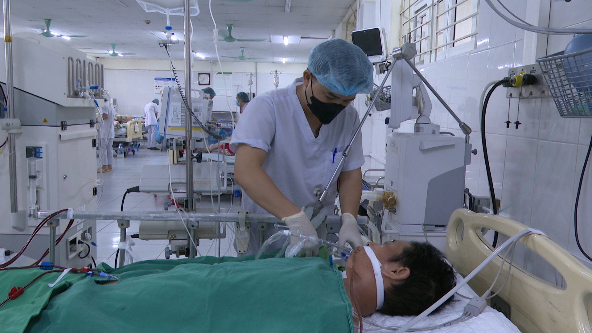 Bệnh nhân được chăm sóc tại khoa hồi sức tích cực - chống độc - Ảnh: Bệnh viện Đa khoa tỉnh Lào Cai