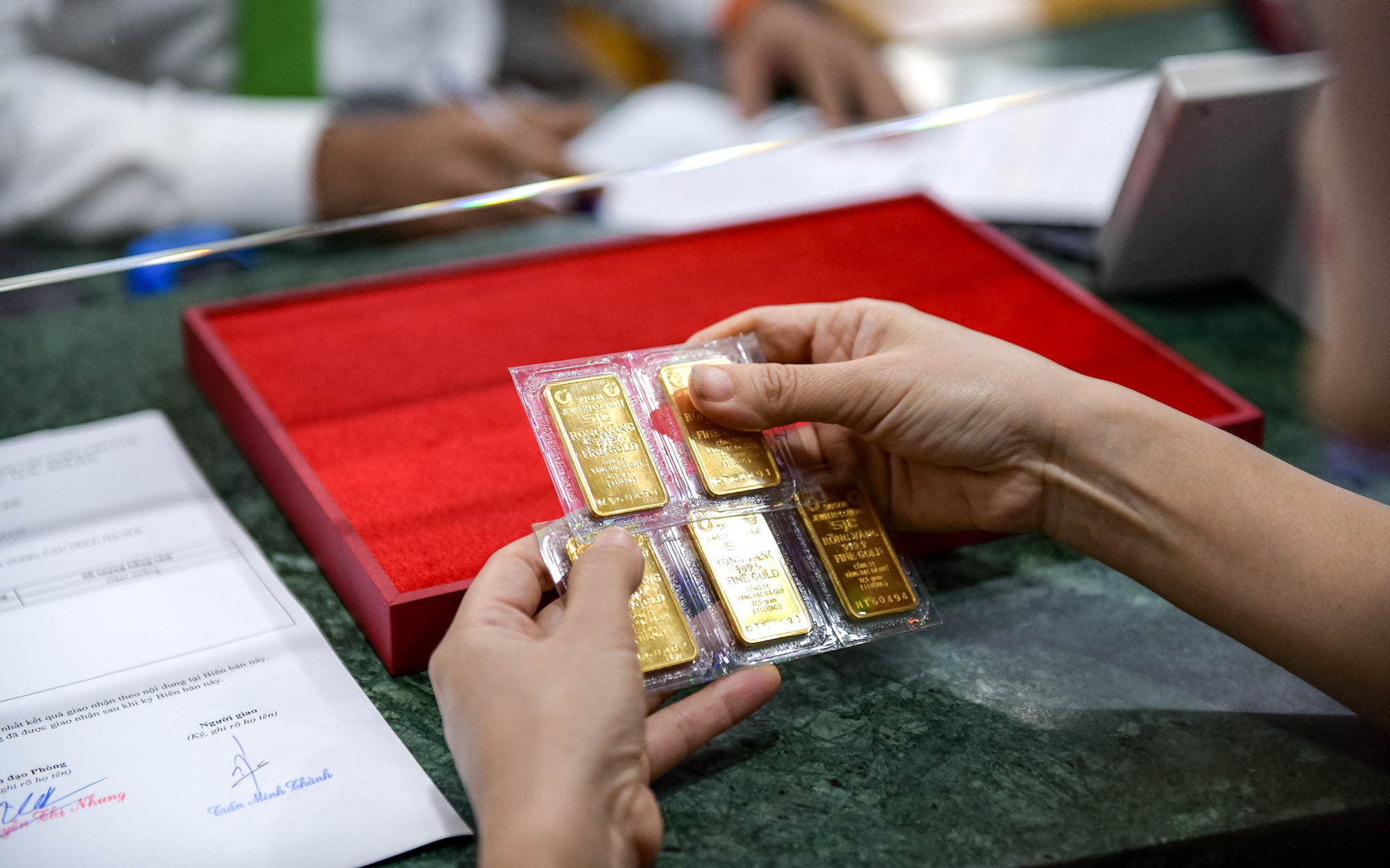 Người dân xếp hàng mua vàng ở ngân hàng với giá 79,98 triệu đồng/lượng