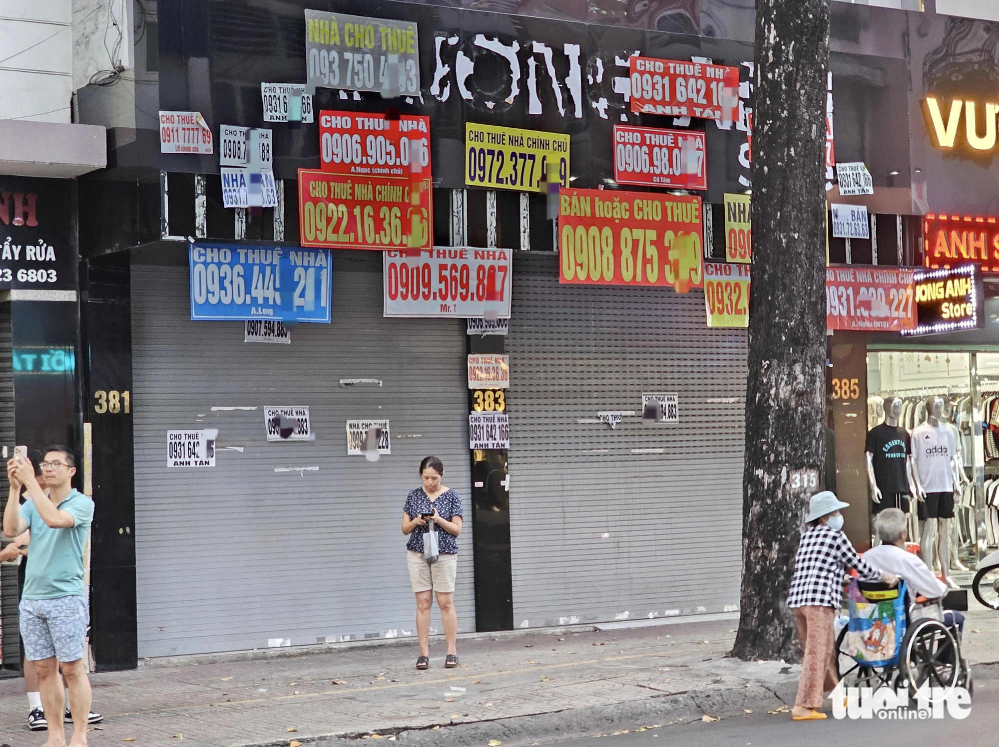Trên con đường thời trang Nguyễn Trãi, có rất nhiều cửa hàng đã đóng cửa và chi chít những mẩu quảng cáo bán, cho thuê mặt bằng - Ảnh: NGỌC HIỂN