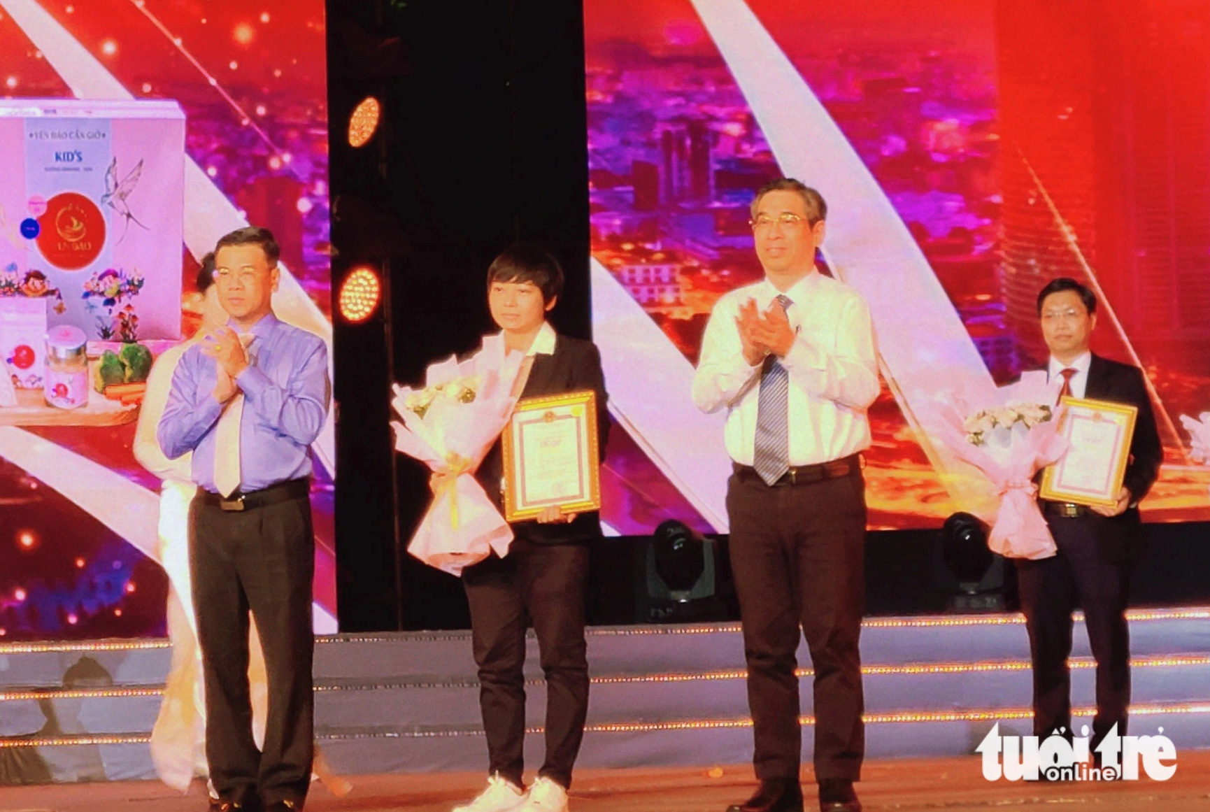 Bà Phan Ngọc Diệu (giữa) - đại diện Công ty TNHH đầu tư TMDV Yến Đảo Cần Giờ (đơn vị có nhiều sản phẩm mới được công nhận nhất) - nhận chứng nhận từ lãnh đạo thành phố - Ảnh: NHẬT XUÂN