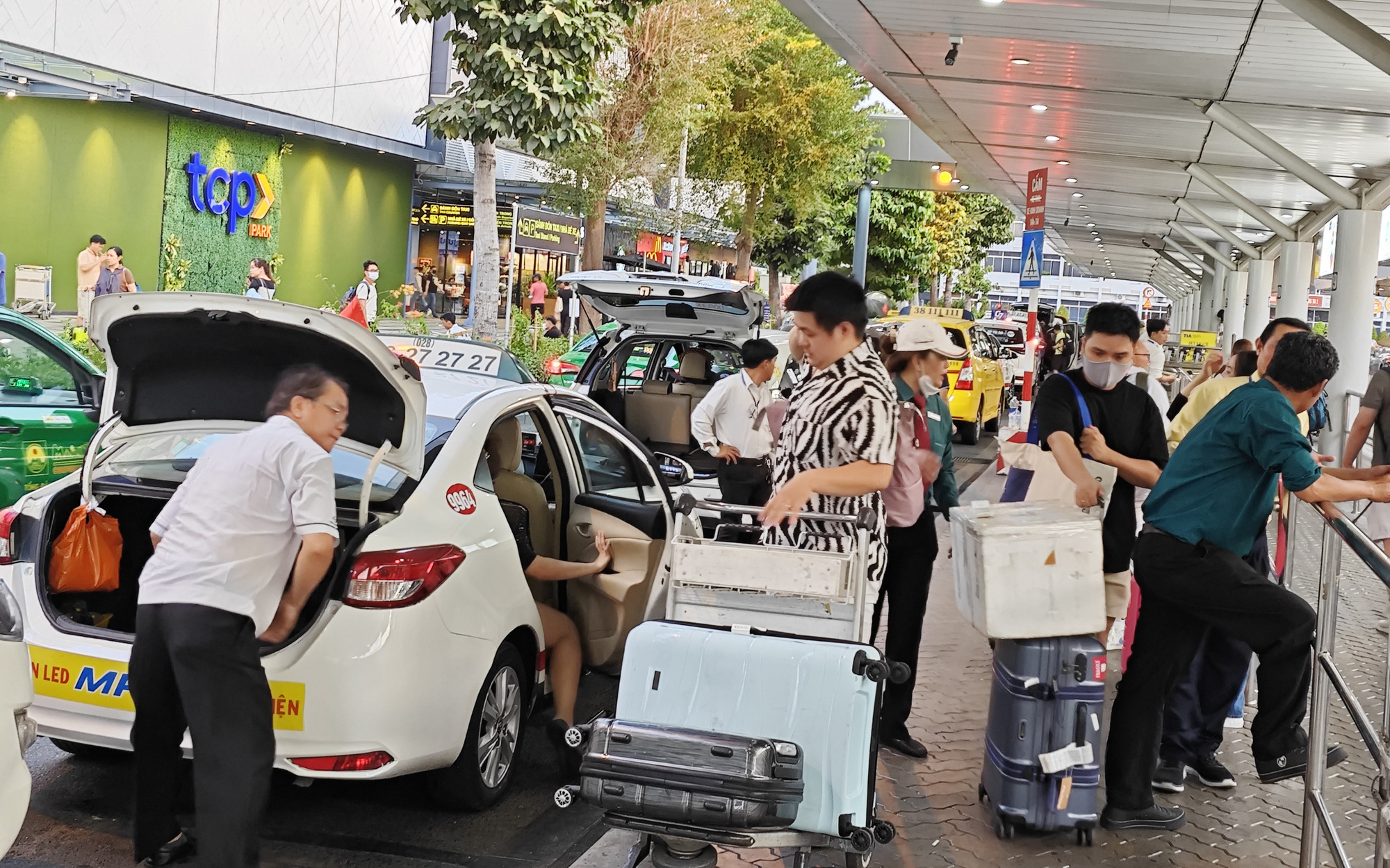 Sau phản ánh của Tuổi Trẻ, lãnh đạo Tân Sơn Nhất họp gấp chấn chỉnh taxi chèo kéo, nâng giá cước- Ảnh 3. Trong sân bay chứ có phải