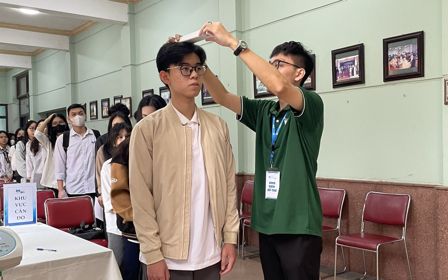 Trường không xét tuyển thí sinh thấp lùn: Bộ GD-ĐT yêu cầu rà soát tiêu chí tuyển sinh- Ảnh 2. Vì sao có trường của Đại học Quốc gia Hà Nội không xét tuyển thí sinh thấp lùn?