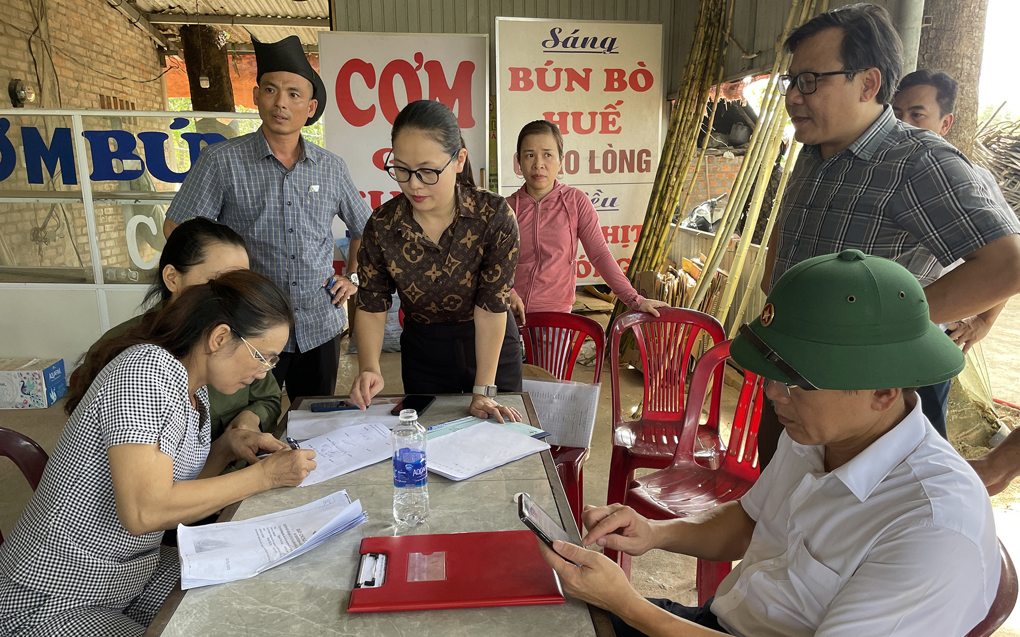 Dân kêu trời vì 'sáng nào cũng chạy quanh tìm chỗ vệ sinh' nơi tạm cư dự án cao tốc- Ảnh 4. Chồng nhận 5,3 tỉ tiền đền bù, vợ ngăn cản thi công cao tốc vì đang làm thủ tục ly hôn