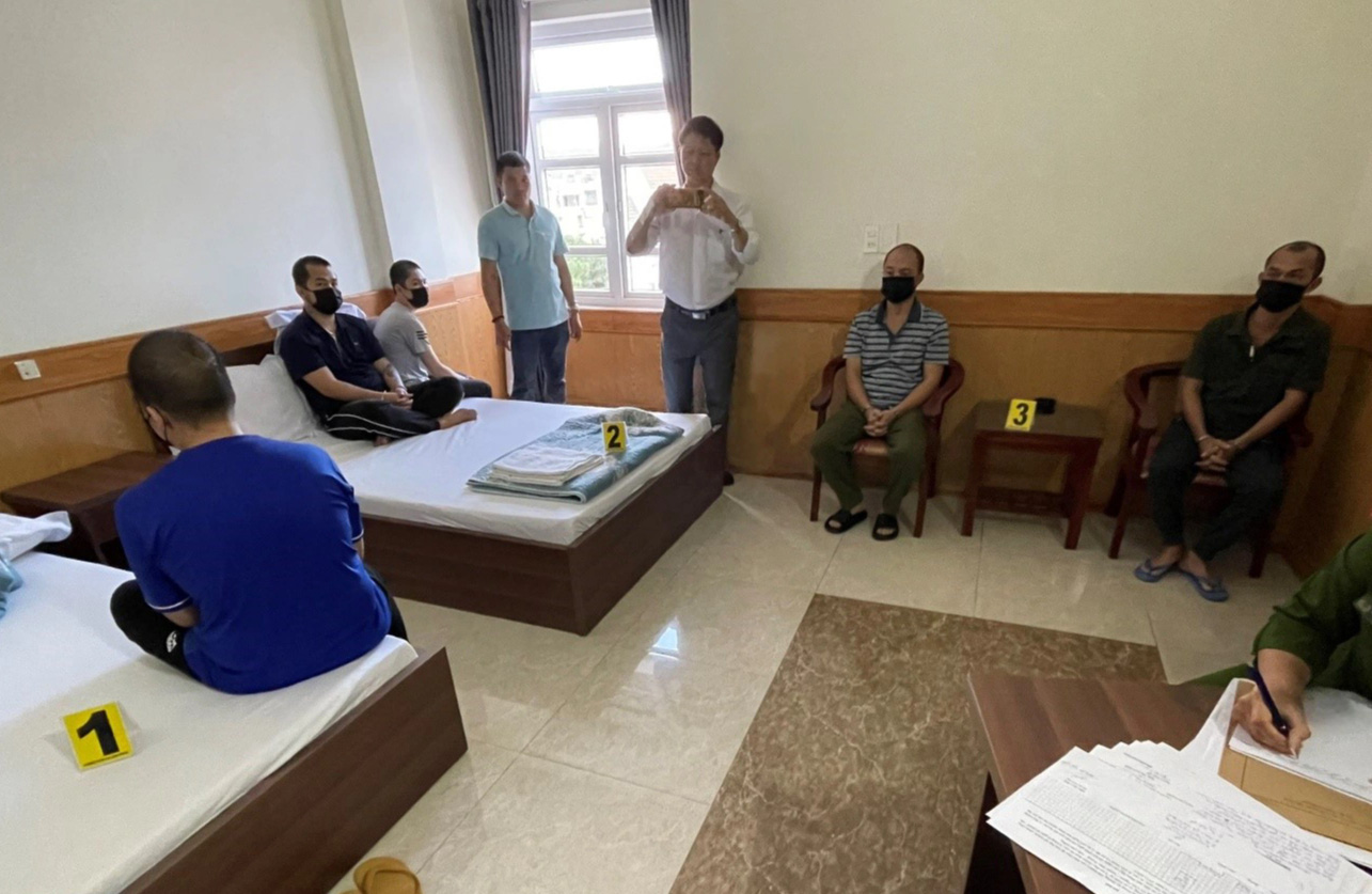 Cả nhóm nghỉ tại một khách sạn ở Đà Lạt - Ảnh: Được phép của công an
