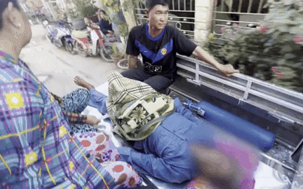 Ngư dân Quảng Ngãi cứu ông lão người Mỹ đi thuyền buồm từ Philippines sang Việt Nam du lịch- Ảnh 3. Hiểm nguy cấp cứu trên biển