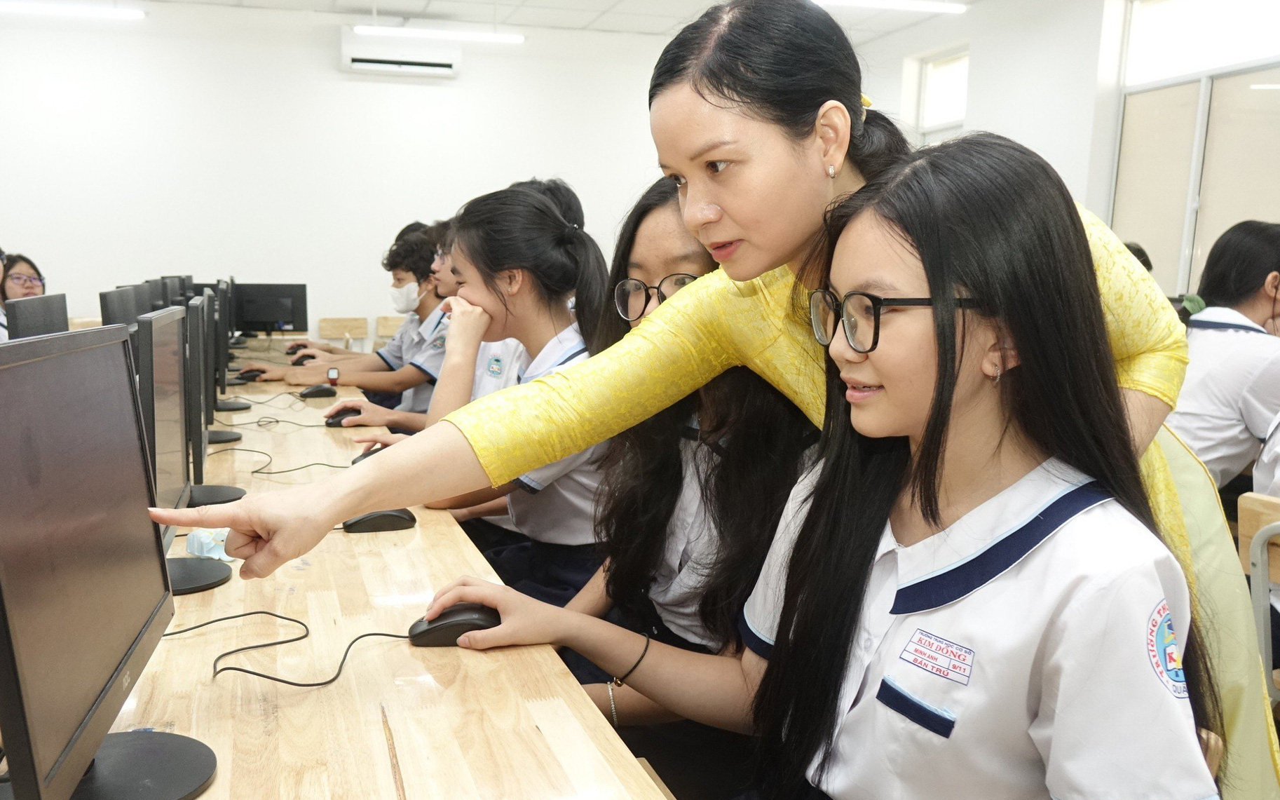 Bạn đọc cũng 'phân hóa' sau đề thi toán- Ảnh 4. Cô chủ nhiệm lo từng túi hồ sơ cho trò đi thi tuyển sinh lớp 10