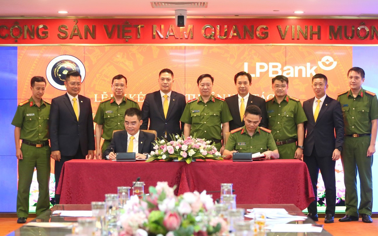 LPBank trả lương 'khủng' để chiêu mộ nhân tài- Ảnh 3. LPBank cùng Bộ Công an triển khai dịch vụ số trên ứng dụng VNeID
