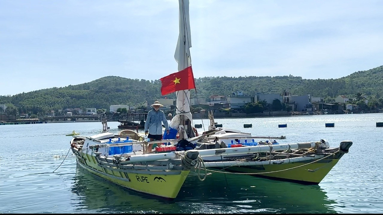 Tàu buồm chở ông Quinn Richard Anthony từ Philippines sang Thái Lan rồi sang Việt Nam - Ảnh: VẠN THÀNH