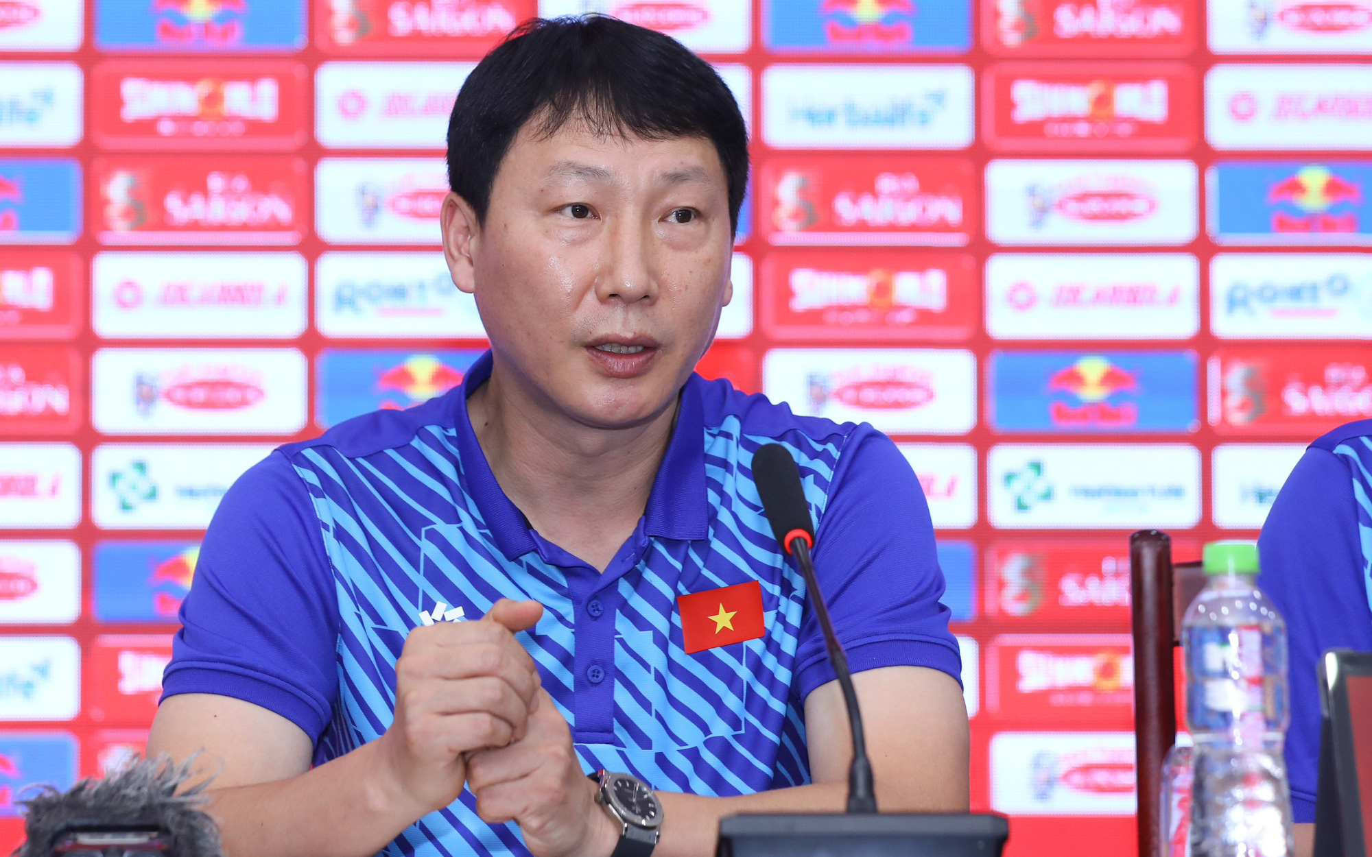 HLV Kim chưa vội chốt danh sách đội tuyển Việt Nam- Ảnh 7. HLV Kim Sang Sik tin có thể là người anh, người thầy của các cầu thủ