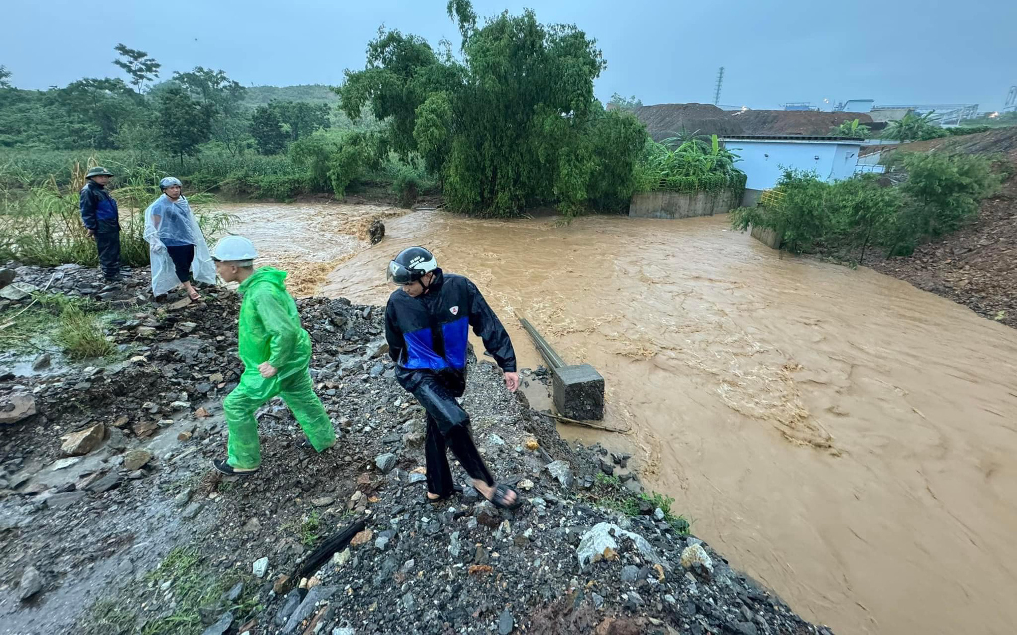 Đi bừa ruộng trong đêm, một người bị sét đánh chết- Ảnh 2. Đang tìm kiếm hai mẹ con mất tích trong mưa lũ ở Lào Cai