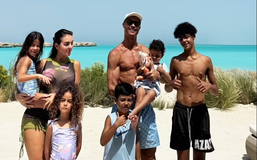Ronaldo khoe cơ bắp cuồn cuộn khi đi "chữa lành" trước Euro 2024