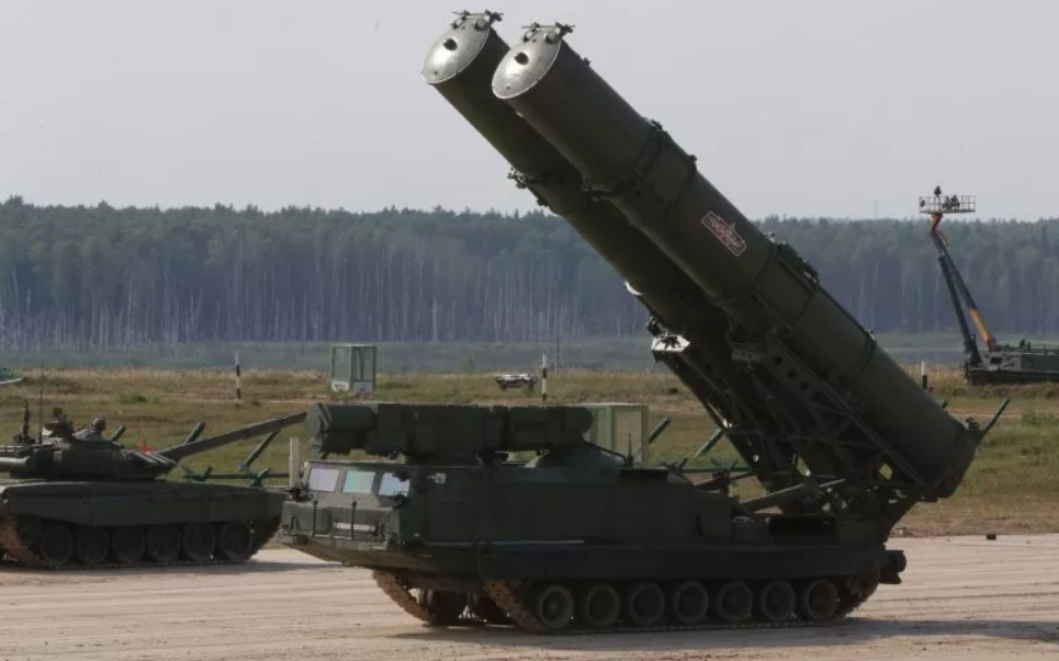 Nga lần đầu gọi thẳng Mỹ là 'kẻ thù'- Ảnh 2. Ông Putin bị thúc cải thiện hệ thống phòng không khi tên lửa Ukraine đánh trúng S-400 trên đất Nga