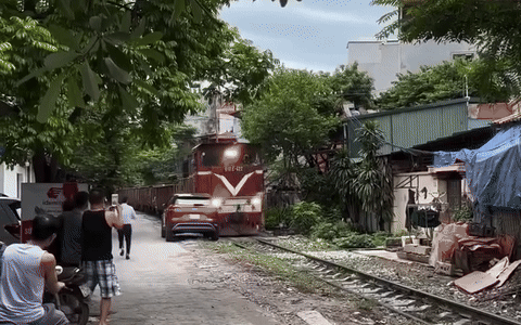Vụ ô tô đậu sát đường sắt bị tàu hỏa tông biến dạng: Công an xem xét xử lý tài xế ô tô- Ảnh 4. Ô tô đậu sát đường sắt bị tàu hỏa tông biến dạng, tài xế lao tới cứu xe bất thành