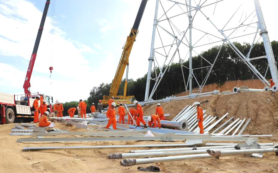 Mướt mồ hôi trên công trường dự án đường dây 500kV mạch 3- Ảnh 9. Hà Tĩnh huy động nguồn lực hỗ trợ thi công dự án đường dây 500kV mạch 3