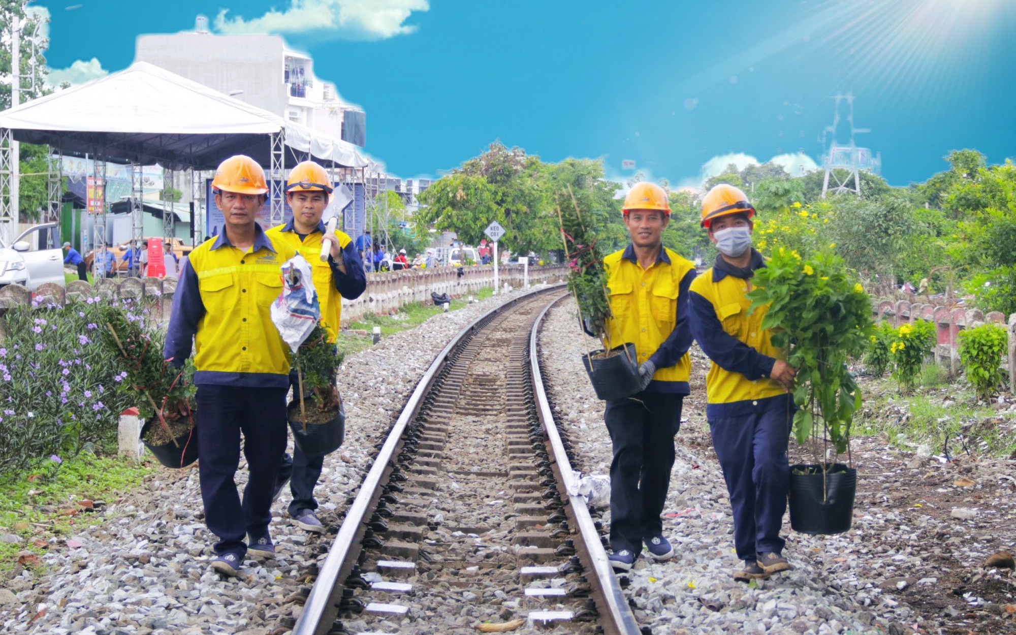 TP.HCM: Ra quân trồng cây, tổng vệ sinh xây dựng cảnh quan xanh- Ảnh 3. Ra quân trồng hoa, vệ sinh làm đẹp tuyến đường sắt Sài Gòn - Bình Dương
