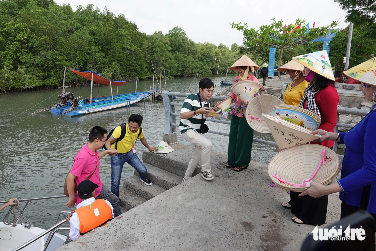 Người dân đảo Thiềng Liềng chào đón đoàn khách đến thăm đảo - Ảnh: T.T.D.