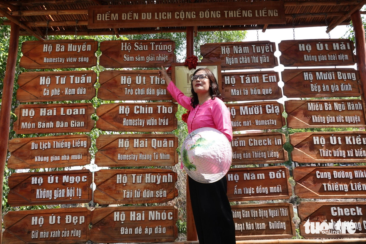 Chị Đặng Thị Thu Huyền, thành viên Hợp tác xã Du lịch cộng đồng Thiềng Liềng, cho biết gần 2 năm qua, ấp đảo Thiềng Liềng đã đón tiếp gần 5.000 lượt du khách - Ảnh: T.T.D.
