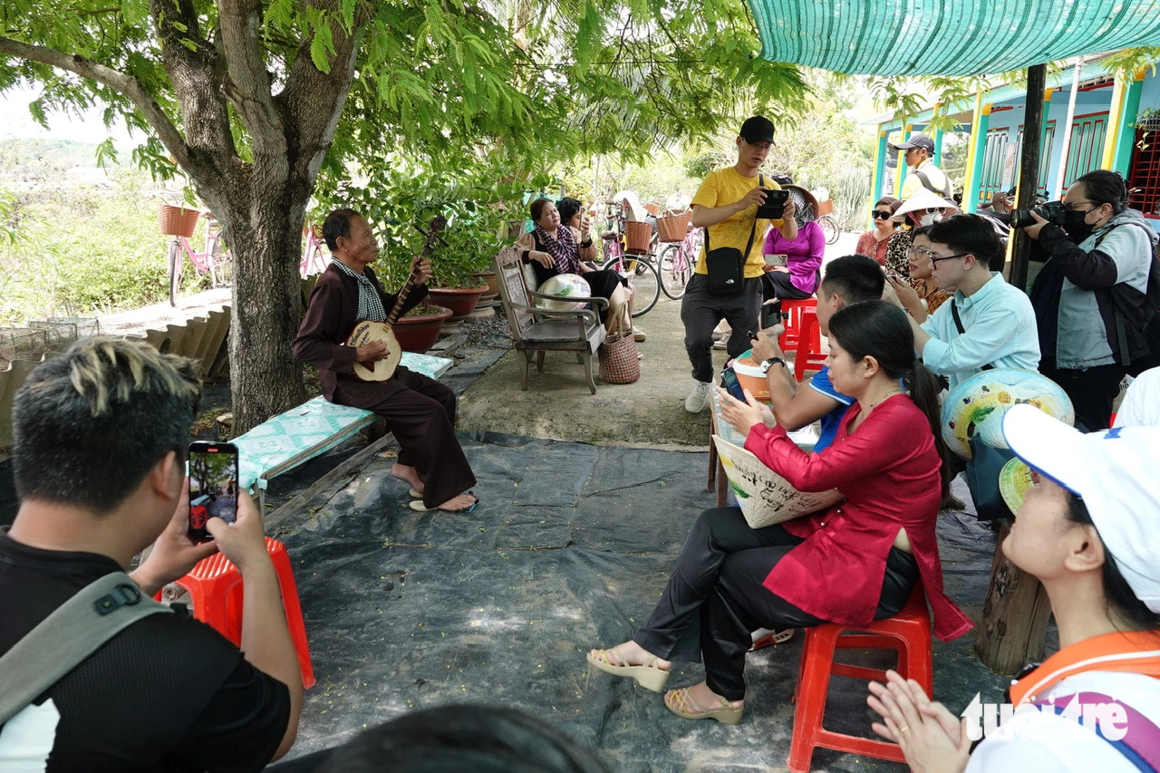 Nghe chú Tư Huỳnh đờn ca tài tử - Ảnh: T.T.D.