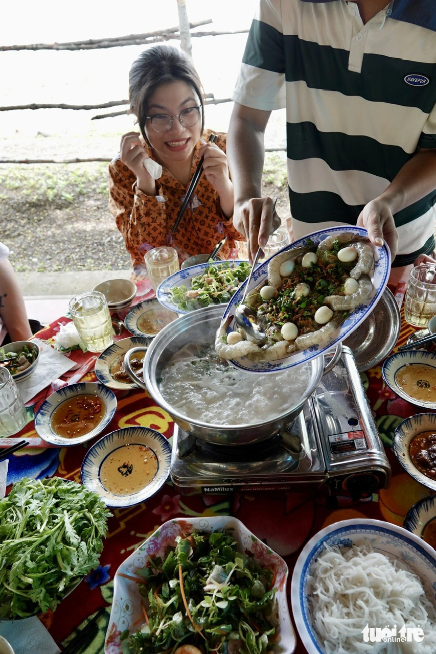 Buổi ăn trưa đặc sản địa phương của hộ ẩm thực đồng muối Năm Đổi - Ảnh: T.T.D.