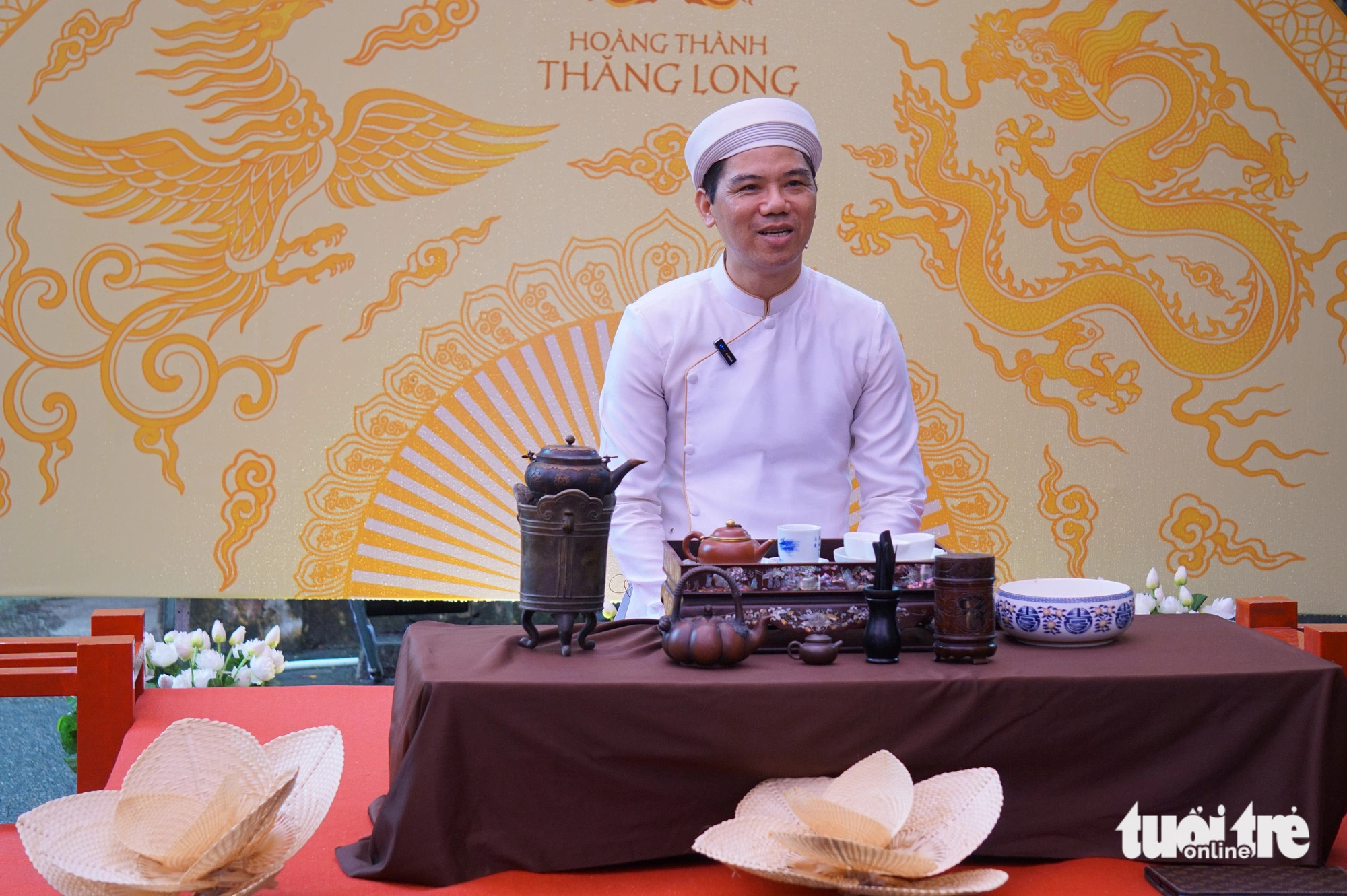 Nghệ nhân trà Hoàng Anh Sướng trò chuyện về thú uống trà của người xưa - Ảnh: T.ĐIỂU