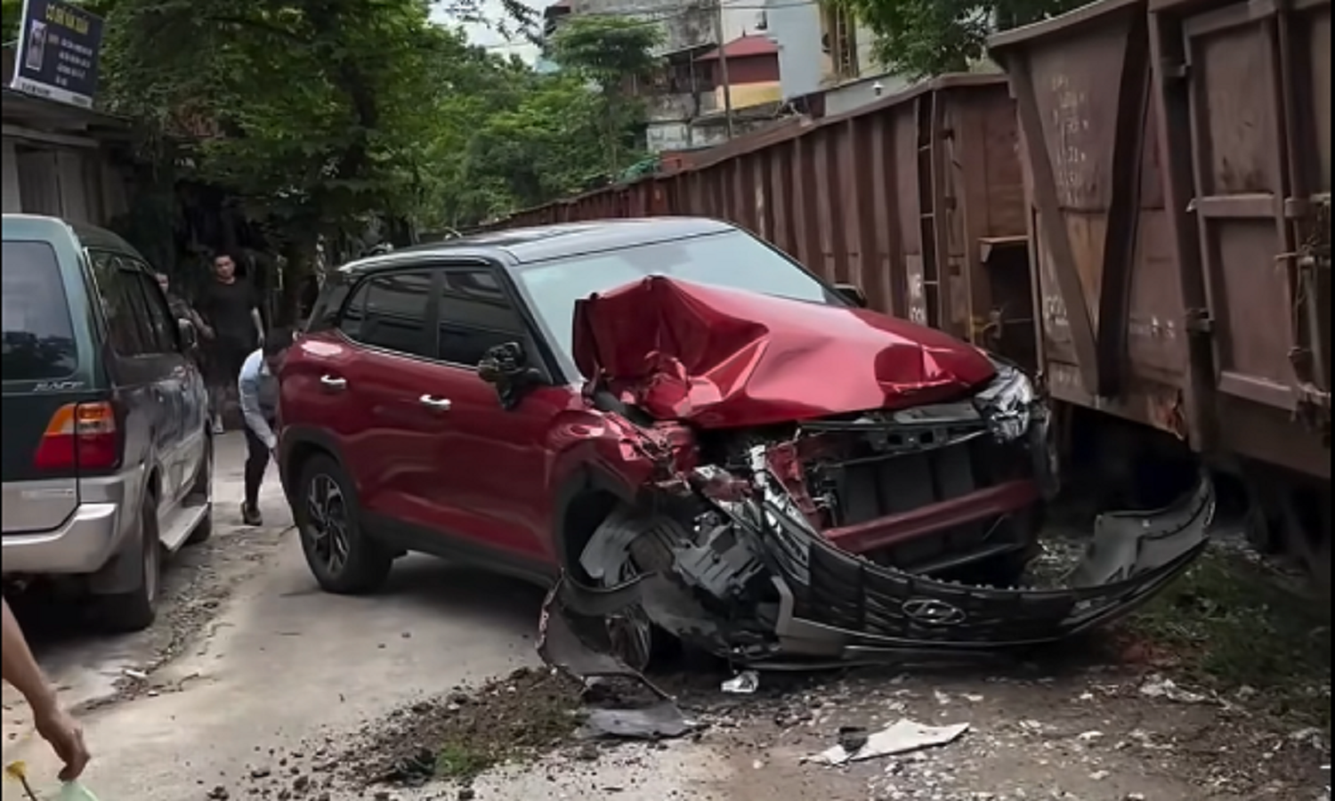 Đỗ cạnh đường ray, Hyundai Creta bị tàu hỏa đâm có được bảo hiểm bồi thường không?- Ảnh 2.