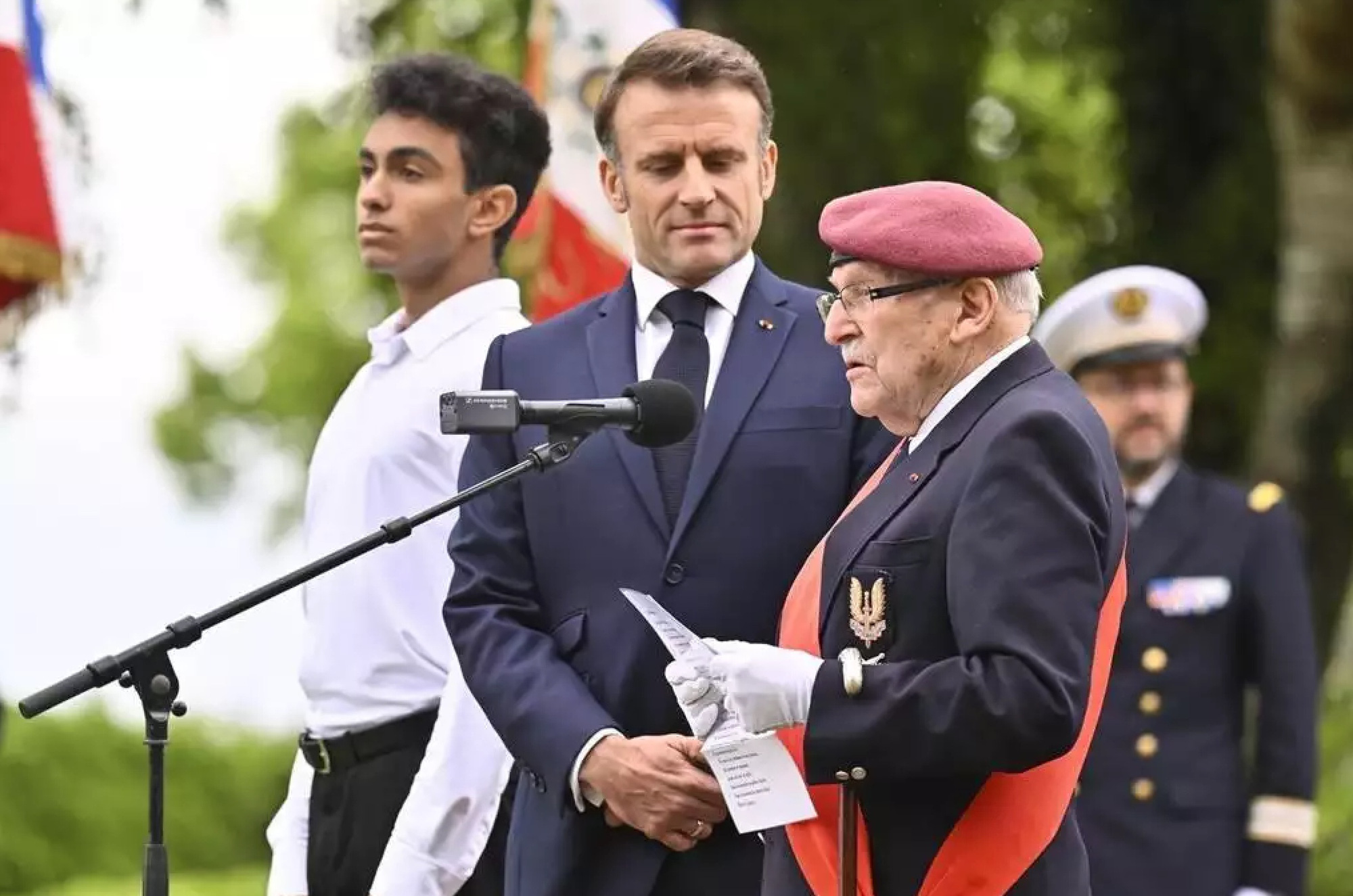 D-Day và bài học từ cuộc đổ bộ Normandy- Ảnh 8. Cựu binh trăm tuổi và lãnh đạo các nước dự Lễ kỷ niệm chiến dịch đổ bộ bãi biển Normandy