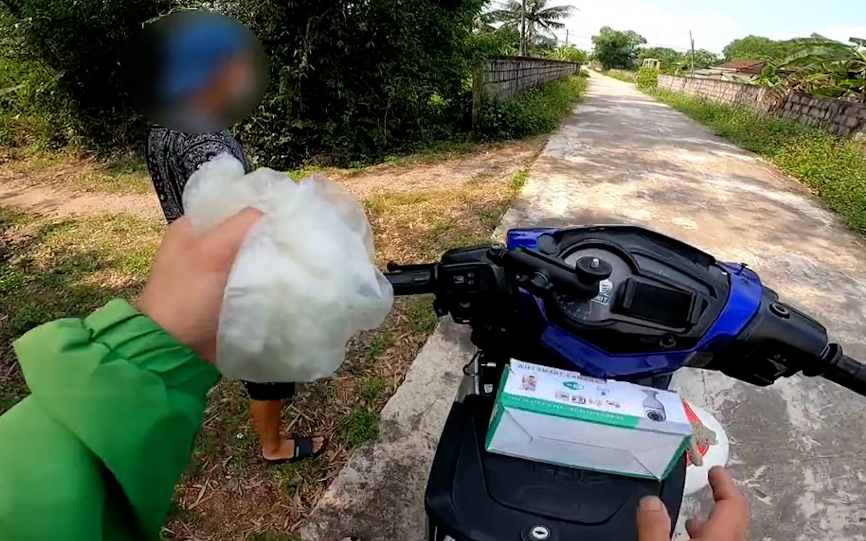 'Thảm họa trắng': Mua phần bún bò có 7 túi ni lông để đựng- Ảnh 3. Shipper đứng hình khi khách cho cái túi ni lông