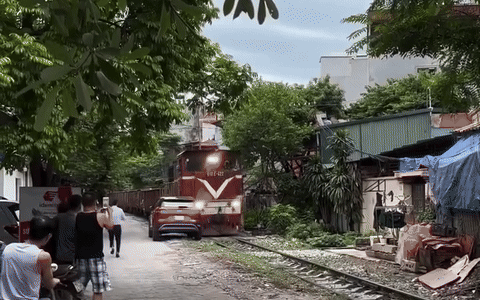 Tàu hỏa tới, cô gái vẫn lao ra đường ray tạo dáng ở phố cà phê đường tàu- Ảnh 2. Vụ ô tô đậu sát đường sắt bị tàu hỏa tông biến dạng: Công an xem xét xử lý tài xế ô tô