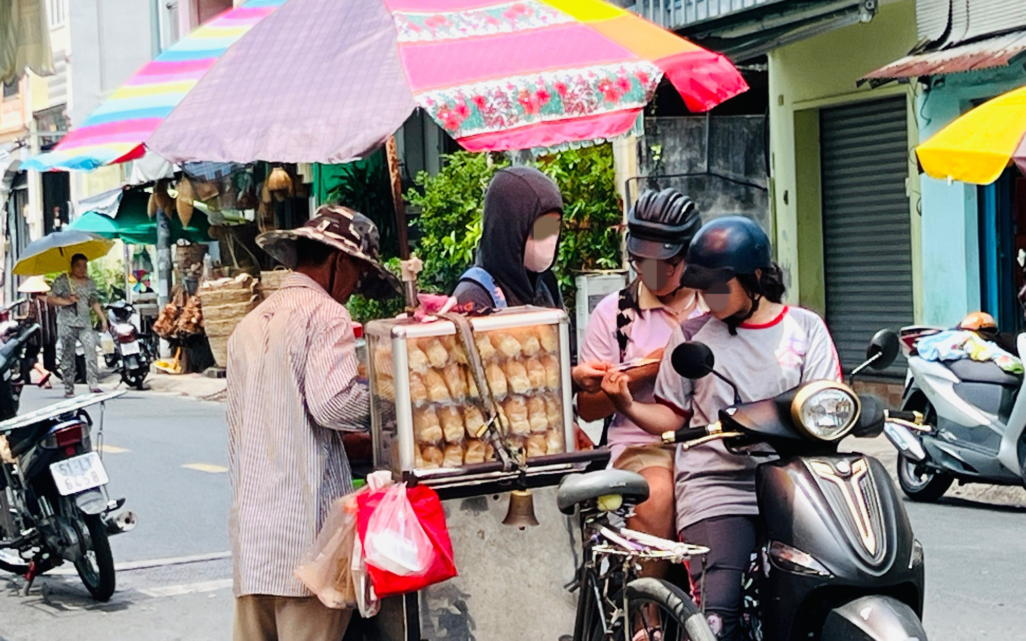 Cổng trường chứ đâu phải sân nhà mà phụ huynh đậu ô tô tùy tiện? - Ảnh 4.